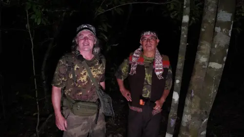 PCH a Don Sergio na nočnom zbere latexu zo stromu copaiba.