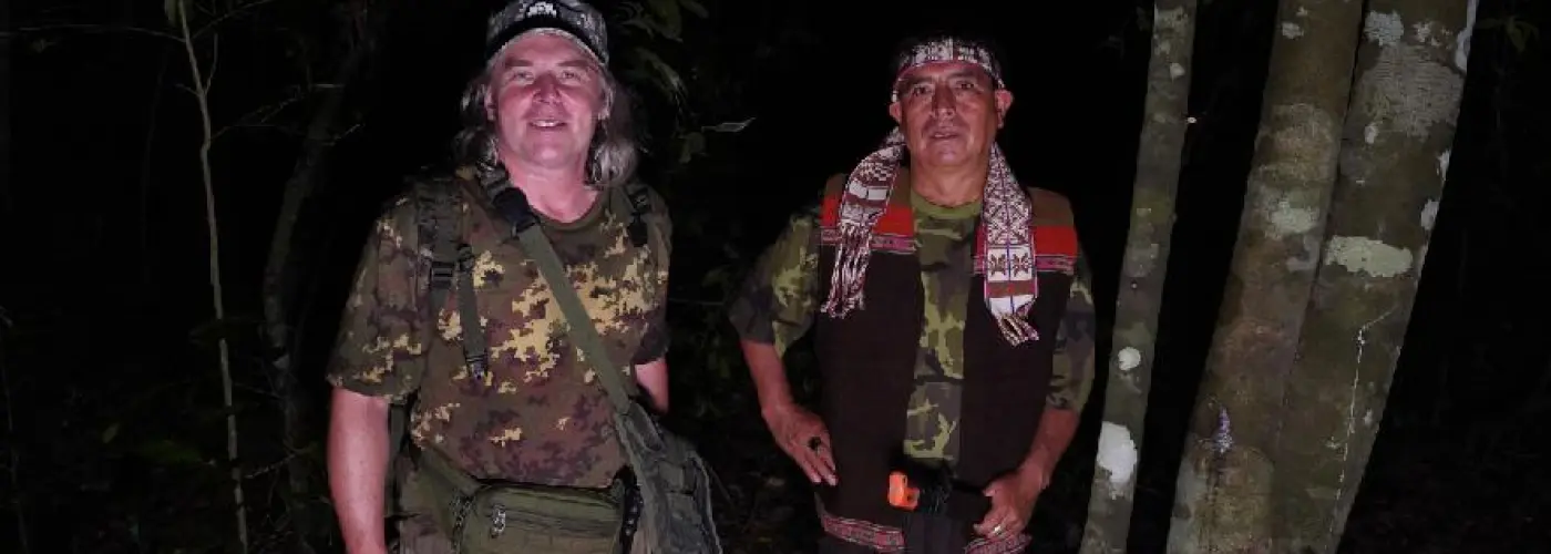 PCH a Don Sergio na nočnom zbere latexu zo stromu copaiba.