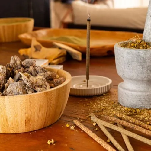 Nirvana Premium: Prírodné rituálne vonné tyčinky – Palo Santo, Kadidlo a Myrha (5 ks)