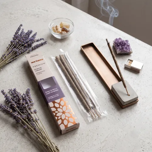 Nirvana Premium: Prírodné rituálne vonné tyčinky – Breu Branco a Levanduľa (5 ks)