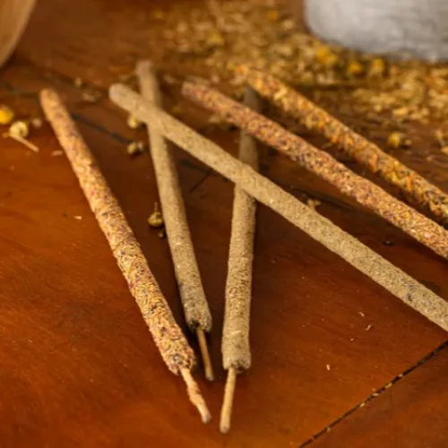 Nirvana Premium: Prírodné rituálne vonné tyčinky – Palo Santo, Kadidlo a Myrha (5 ks)